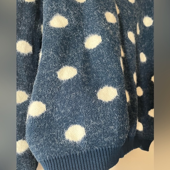 SALE! Romeo + Juliet Fuzzy Blue & White Polka Dot Sweater Women’s Size Large - Picture 4 of 13